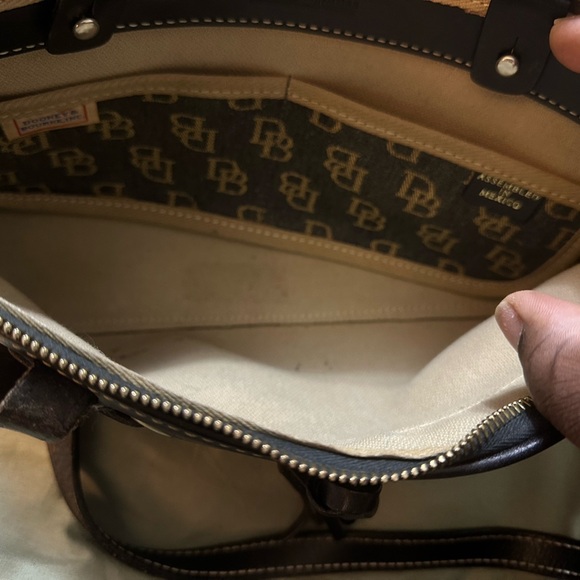 Dooney & Bourke Shoulder Bag. - Picture 7 of 7